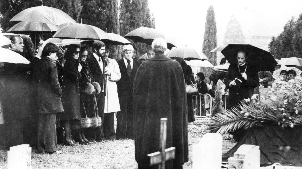 A família de Chaplin durante funeral privado