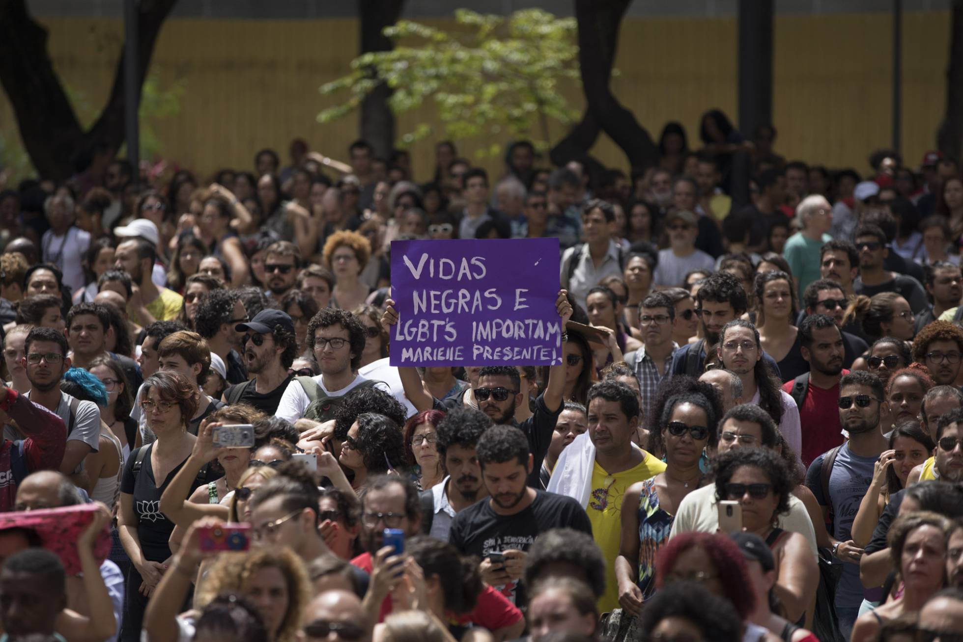 Manifestantes protestam contra assassinatos de Marielle Franco e Anderson Gomes diante da Câmara Municipal do Rio. 