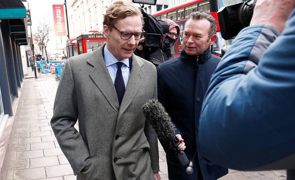 Alexander Nix, presidente da Cambridge Analytica, chegando a seu escritÃ³rio no centro de Londres nesta terÃ§a-feira.