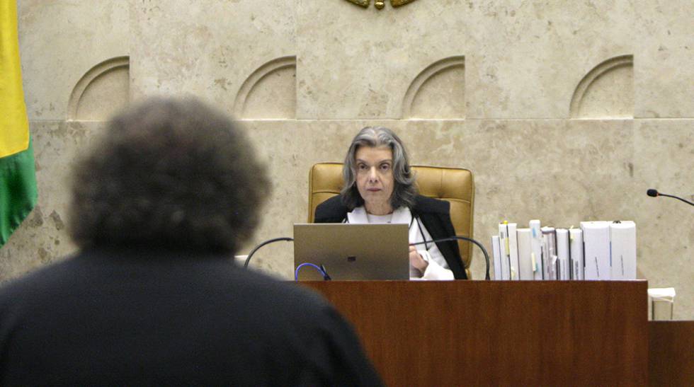 A ministra Cármen Lúcia, em sessão no STF.