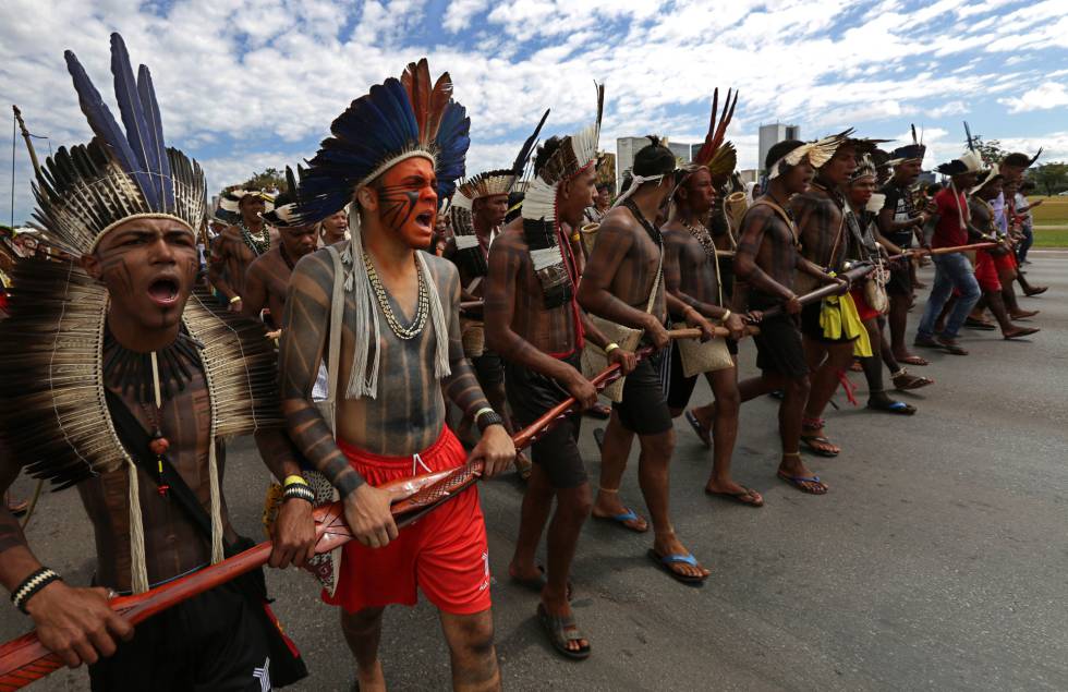 Ãndios durante protesto em BrasÃ­lia nesta quinta-feira.