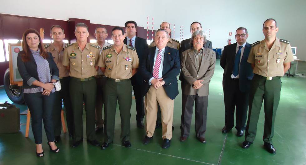 General MourÃ£o (no centro da foto) ao lado de Tom Sarobe (de gravata listrada), na Espanha.