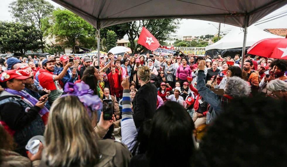 Simpatizantes do ex-presidente Lula em ato em Curitiba.