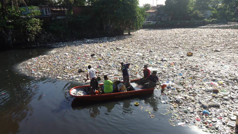 Um grupo de cidadÃ£os retira plÃ¡sticos de um rio nas Filipinas