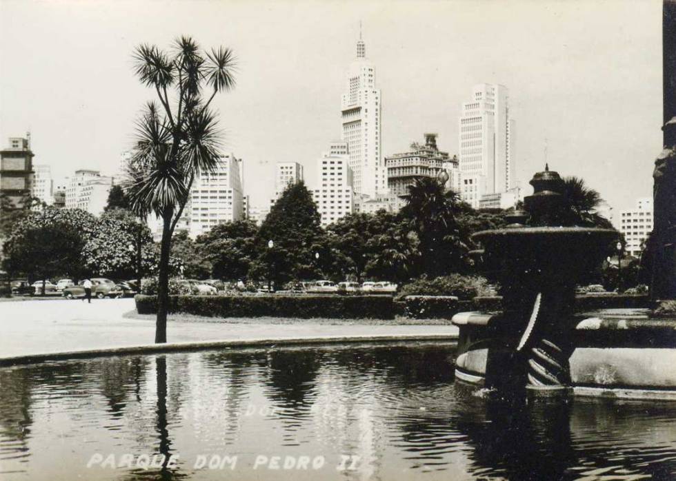 Cartão postal mostra o antigo Parque Dom Pedro II, hoje um terminal de ônibus, na década de 1950