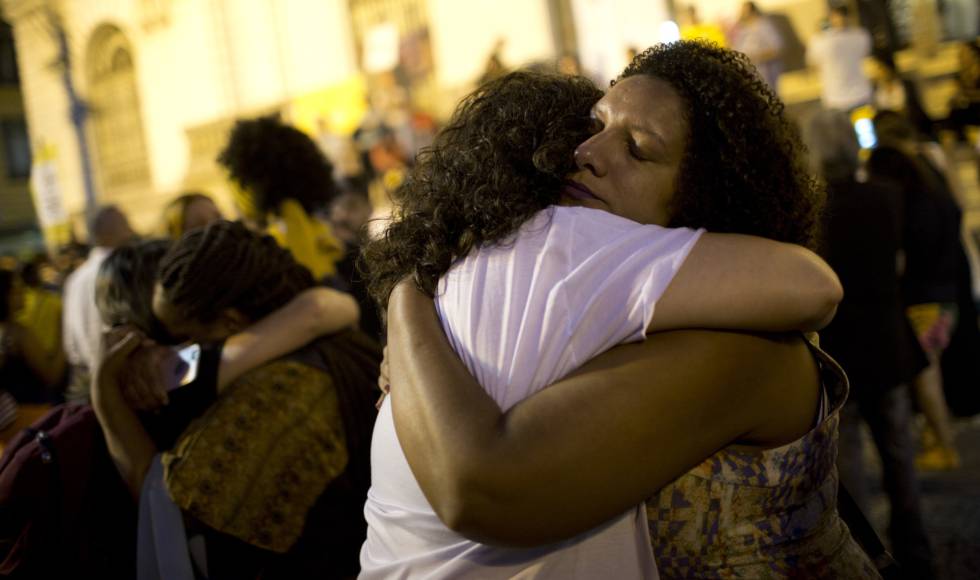 Renata Souza, Ã  direita, consola outra pessoa durante ato em homenagem a Marielle e Anderson, nesta segunda. 
