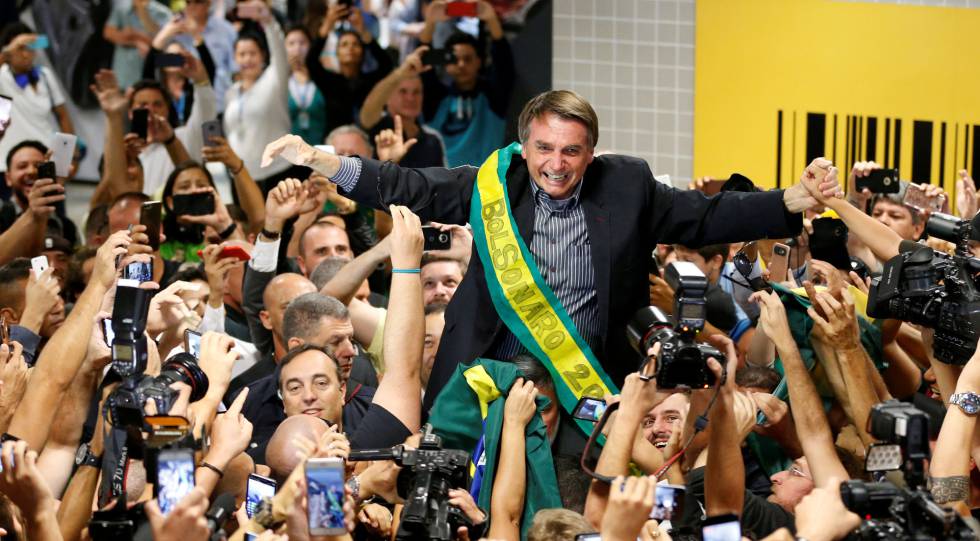 Jair Bolsonaro, levado nas costas por simpatizantes em Curitiba, o 28 de março passado.