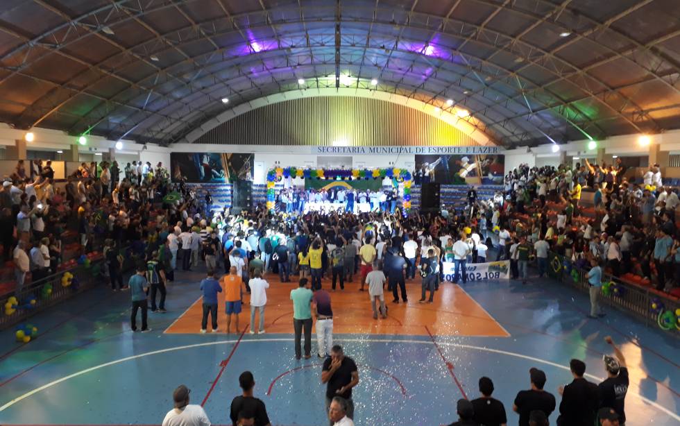 O ginásio do Palácio dos Esportes, com Bolsonaro no palco.