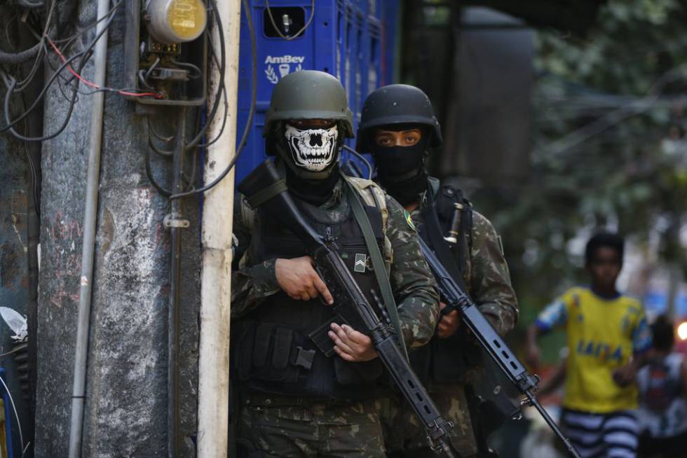 Militares participam de operaÃ§Ã£o na favela da Rocinha. 