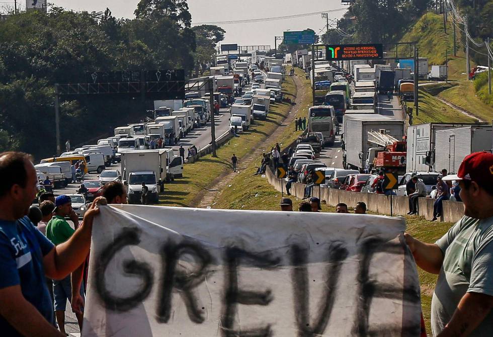 Resultado de imagem para fotos da greve dos caminhoneiros no brasil