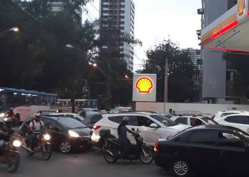 Fotos: Greve dos caminhoneiros faz taxista apelar para álcool de cozinha  para abastecer carro