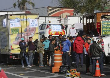 Caminhoneiros dobram a aposta, ganham adeptos e amplificam pedidos por “intervenção militar”
