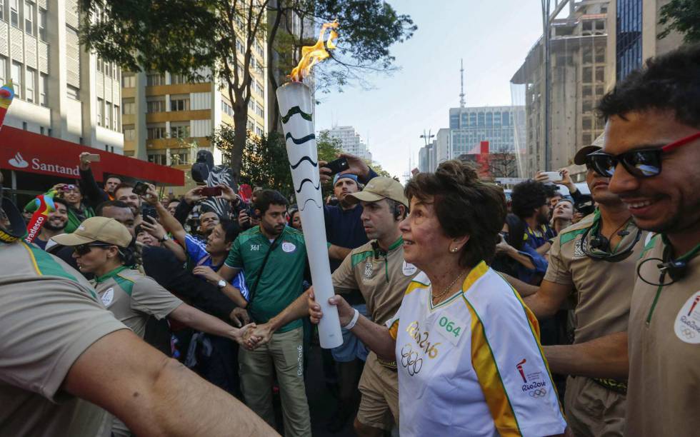 Maria Esther Bueno carrega, em SÃ£o Paulo, a tocha olÃ­mpica em SÃ£o Paulo. 