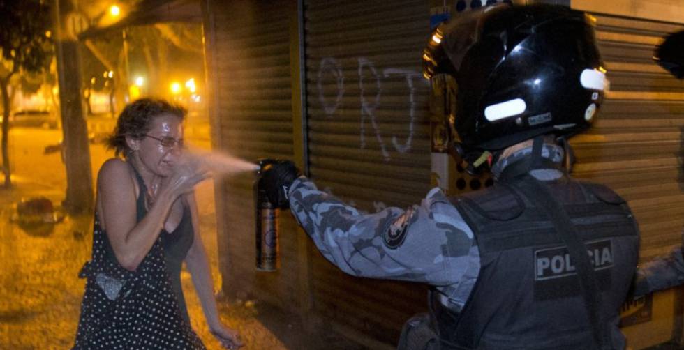 Policial usa gÃ¡s de pimenta contra mulher em junho de 2013, no Rio.