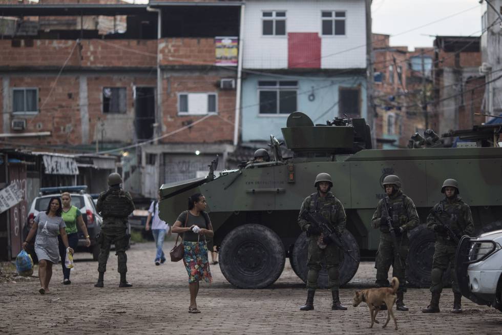 Militares do ExÃ©rcito durante aÃ§Ã£o na favela Kelson's, em fevereiro deste ano.
