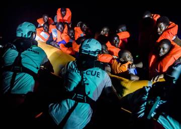 Itália abandona no mar outro barco com 224 imigrantes