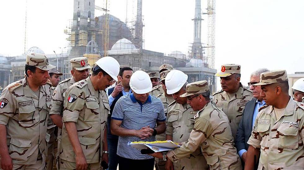 O presidente egÃ­pcio Al Sisi, visitando as obras da nova capital