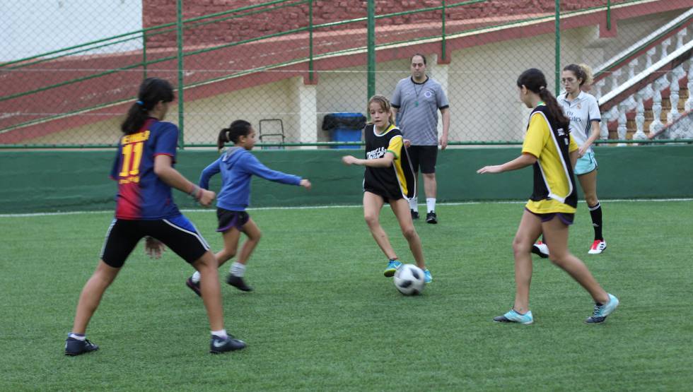 Meninas jogam futebol no clube Gurilândia, no Rio.