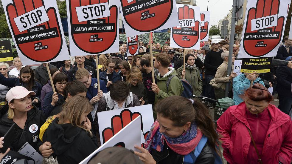 ManifestaÃ§Ã£o contra o endurecimento da lei do aborto na PolÃ´nia, na segunda-feira passada, em VarsÃ³via.