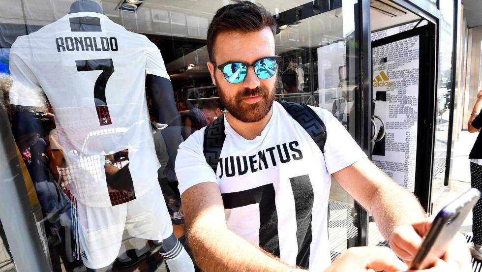 Torcedor tira selfie com a nova camisa da Juve, em MilÃ£o