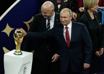 Putin toca a taça ao lado do presidente da FIFA.