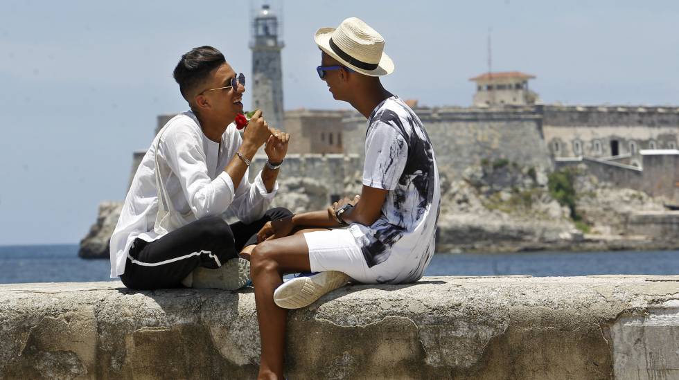 Roiniel Torres e Dariel HernÃ¡ndez conversam no MalecÃ³n de Havana.