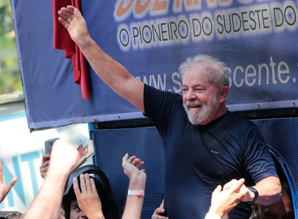 Lula carregado por apoiadores no dia de sua prisão, em 7 de abril.