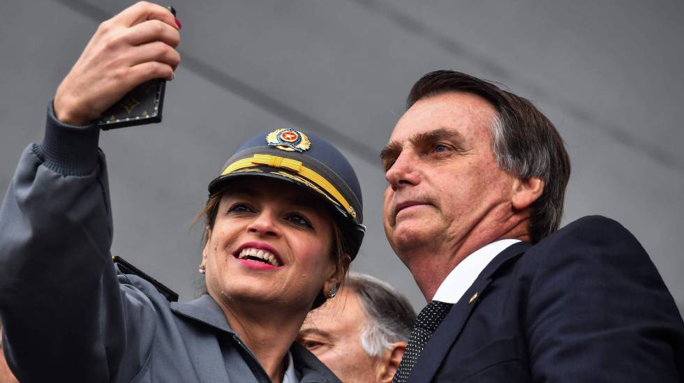 Jair Bolsonaro tira selfie com policial de SÃ£o Paulo.