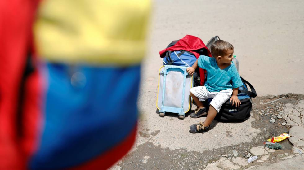 Garoto venezuelano próximo ao controle de fronteira em Pacaraima (RR), nesta segunda-feira (20)rn rn