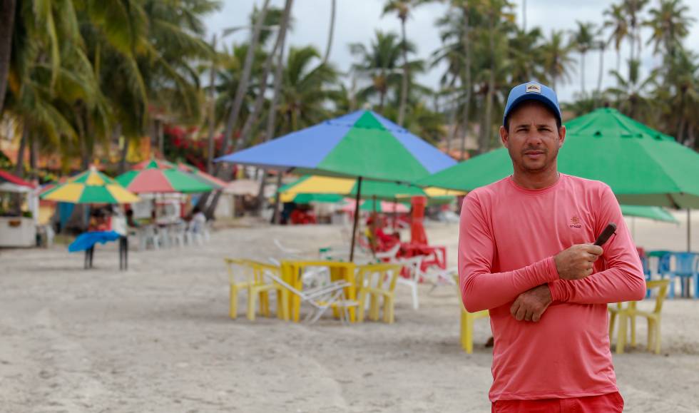 José Rodrigues trabalhou por cinco anos na construção do Complexo e hoje faz bico de garçom na praia. 