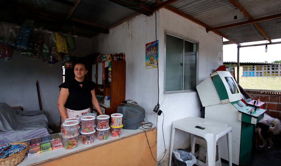 Marcicléia Medeiros de Souza vende bombons para tentar complementar a renda da família.