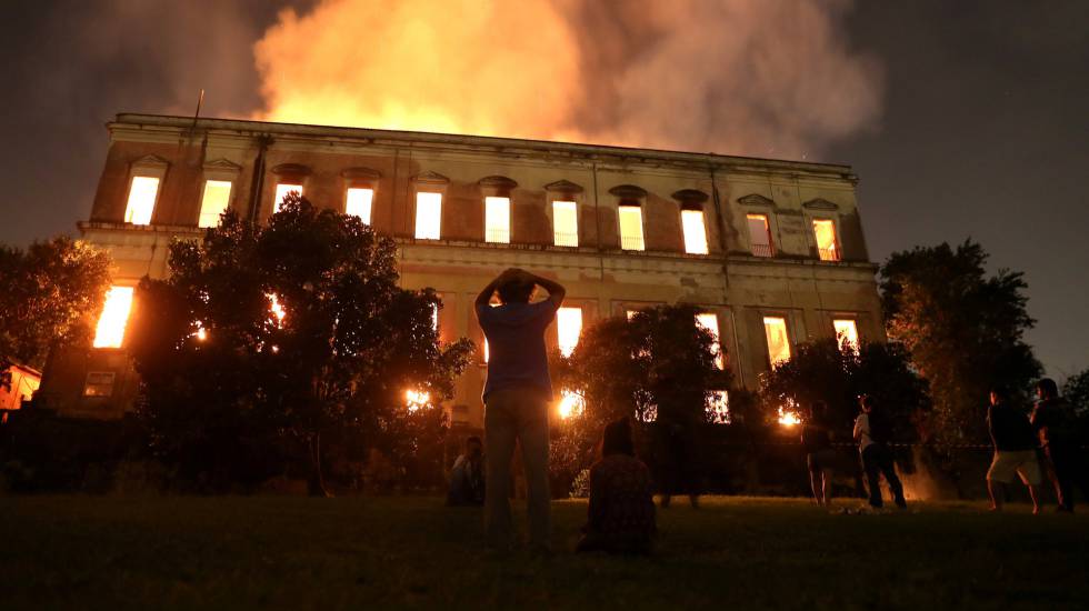 Pessoas observam como as chamas destroem o Museu Nacional. 