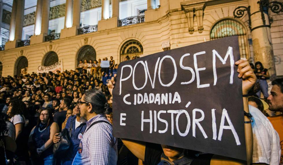 Mulher mostra cartaz durante manifestação em repúdio ao incêndio no Museu Nacional, no Rio. 