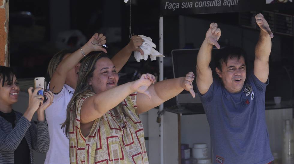 Opositores de Bolsonaro em ato nesta quarta-feira.