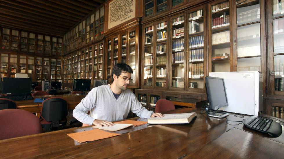 Um jovem consulta documentos no Arquivo Geral Militar, em Ãvila (Espanha).
