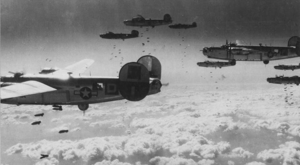 Esquadrão de bombardeiros dos EUA, durante um ataque estratégico sobre a Alemanha. 
