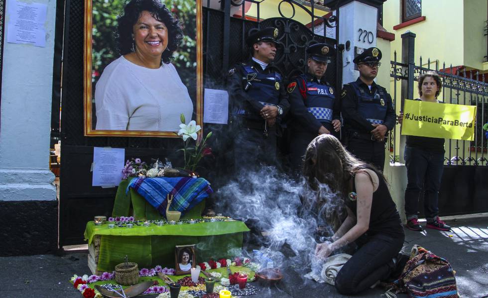 Manifestantes na embaixada de Honduras no MÃ©xico pelo assassinato de Berta CÃ¡ceres.