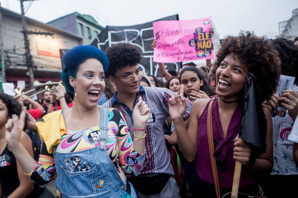 Manifestantes durante o protesto contra Bolsonaro.