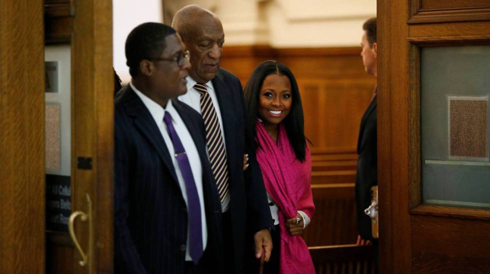 O comediante Bill Cosby deixa a sala do tribunal, numa pausa para o almoço durante seu julgamento por abuso sexual