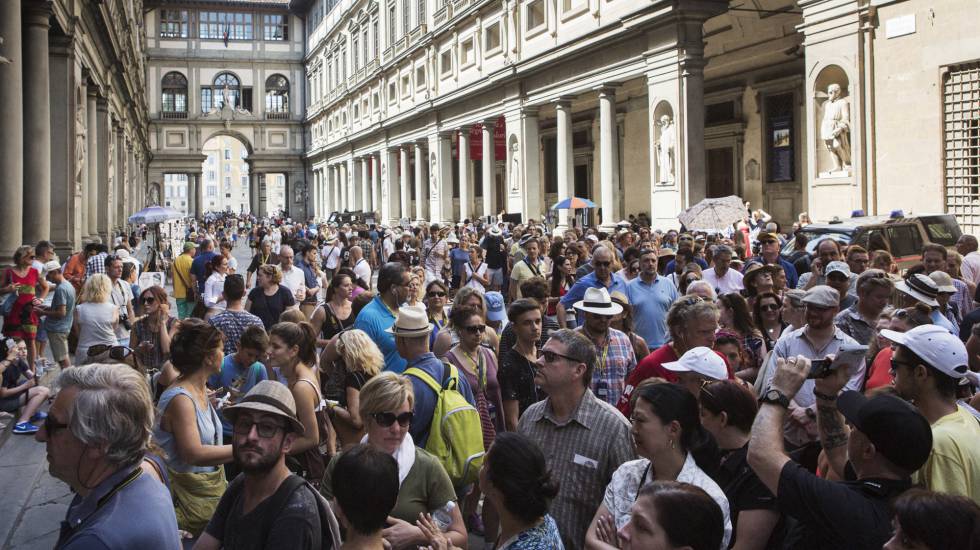 Filas diante da Galeria Uffizi, em FlorenÃ§a, em 29 de junho de 2016