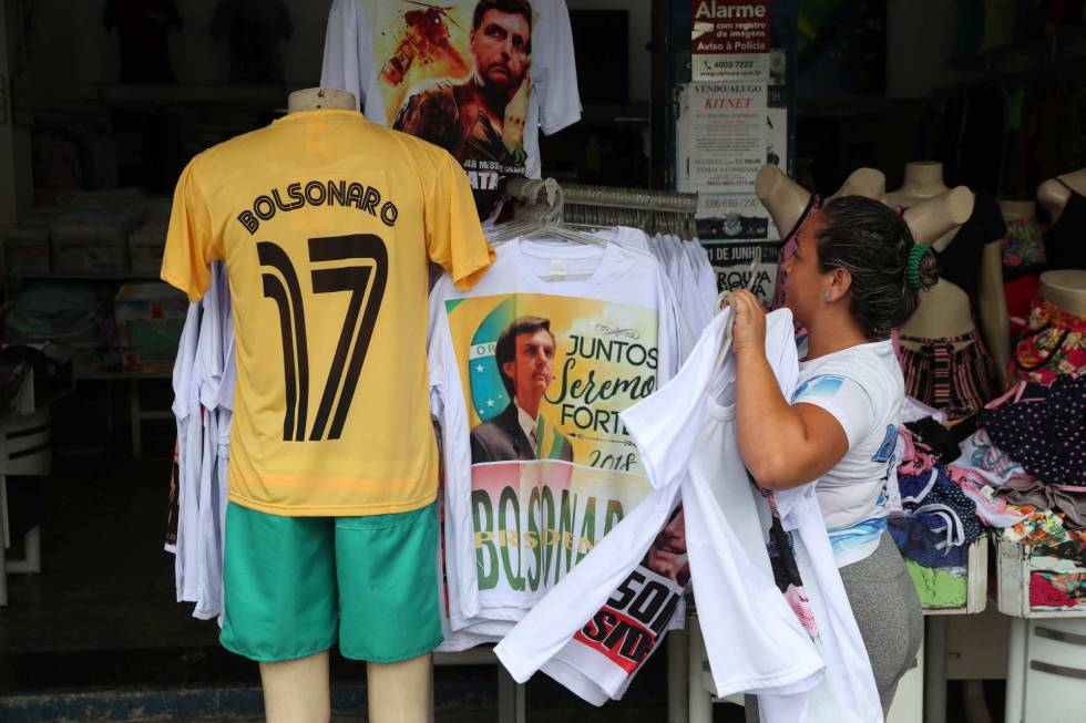 Uma loja no Rio de Janeiro vende camisetas em apoio a Jair Bolsonaro.