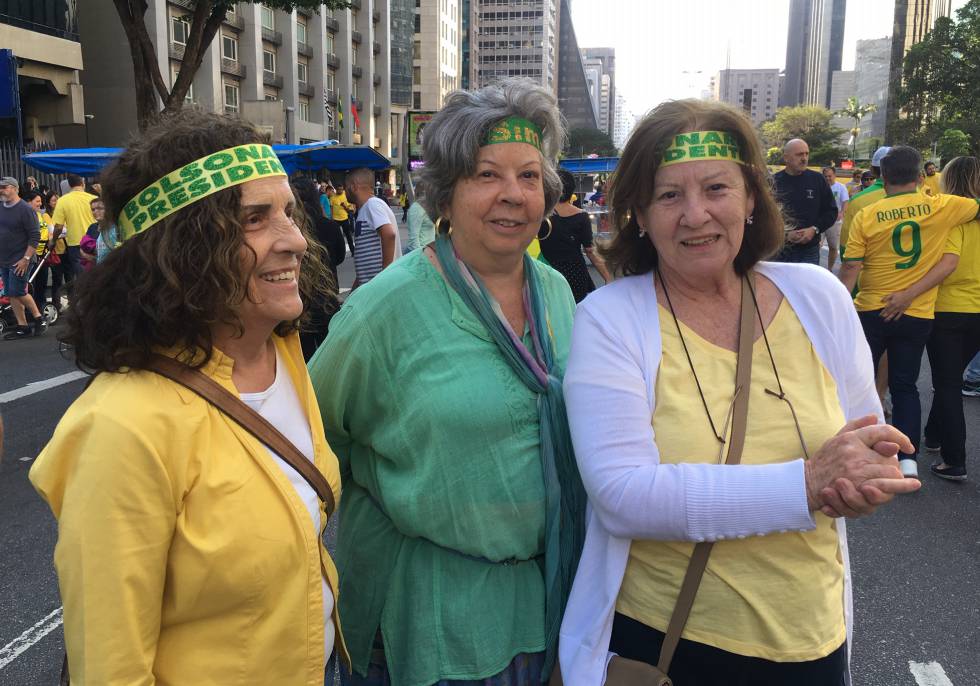 A advogada Ana Maria Straub (D) e duas amigas em ato na Paulista.