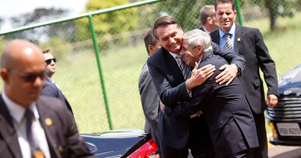 Bolsonaro abraça Heleno, ministro do GSI.