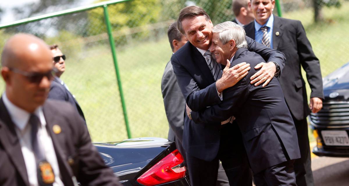 Bolsonaro abraça Heleno, ministro do GSI. 