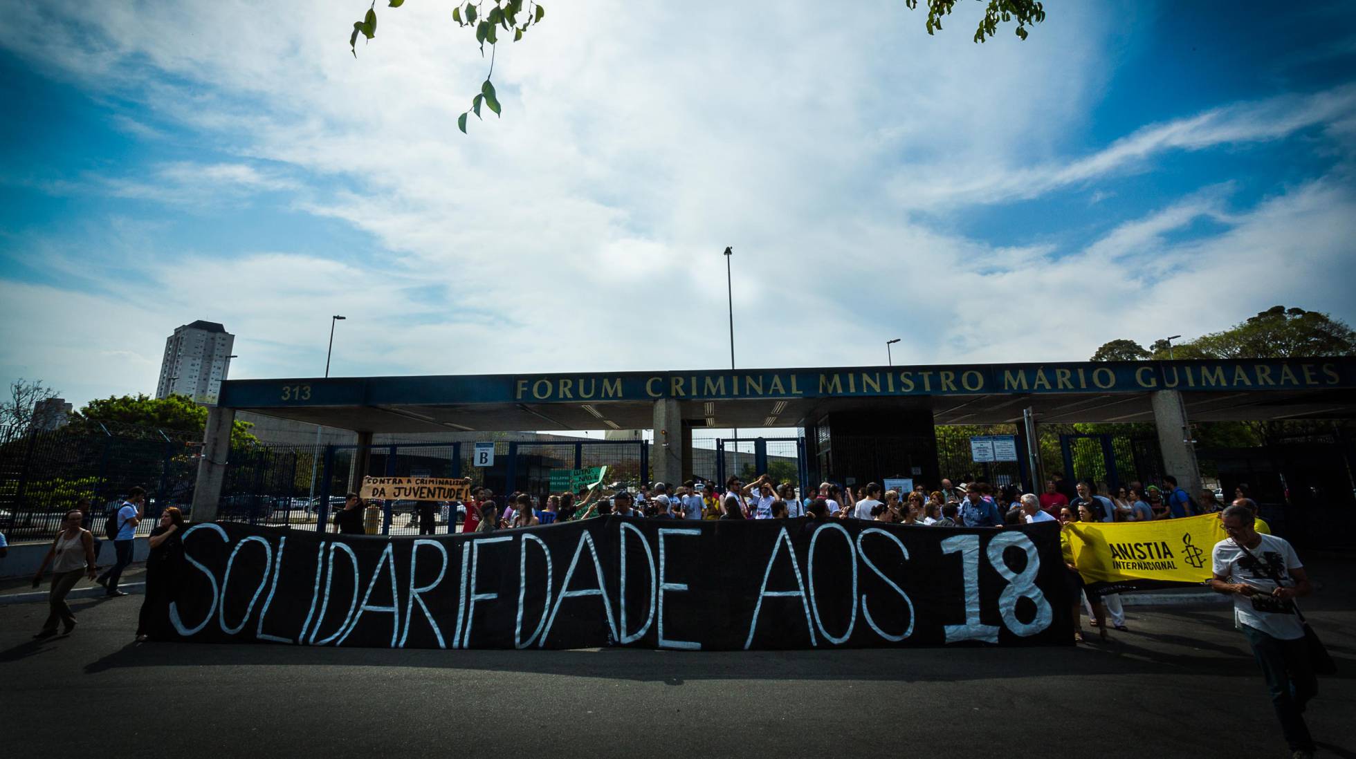 Manifestantes protestam diante do Fórum Criminal da Barra Funda