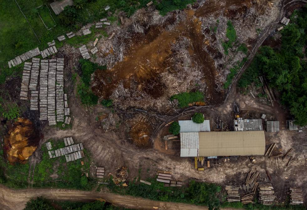 Foto aÃ©rea de uma serraria Ã  margem do TerritÃ³rio IndÃ­gena SuruÃ­.