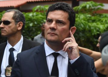 Moro tira a máscara