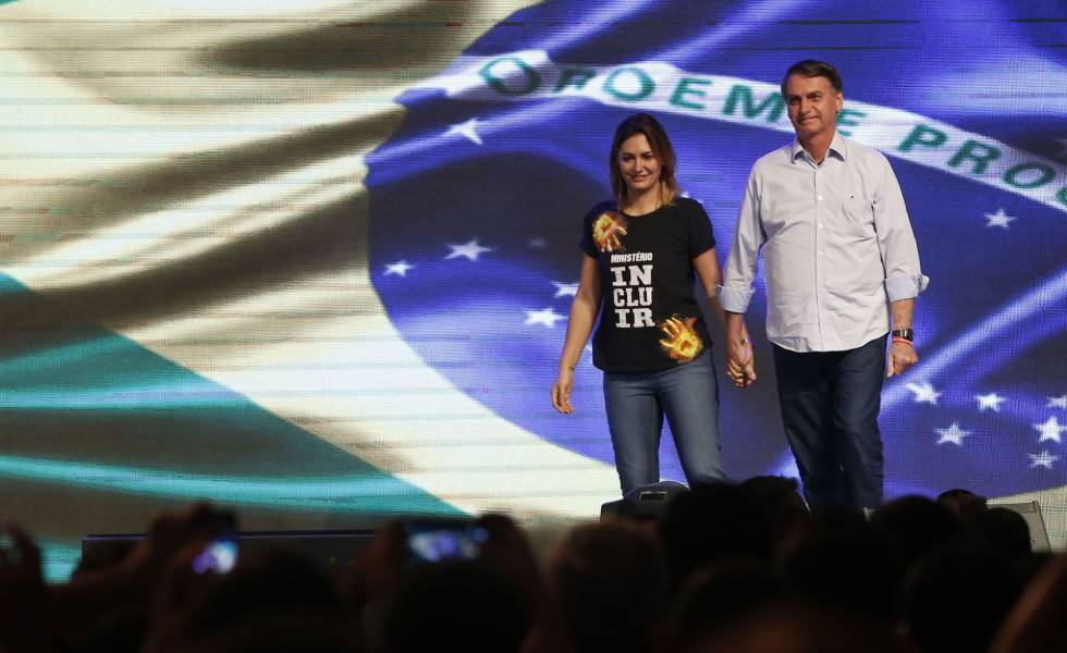Bolsonaro e sua mulher, Michelle, durante culto evangÃ©lico no domingo. 