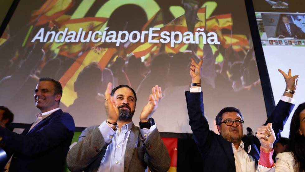 Santiago Abascal, líder do Vox, e o candidato Francisco Serrano comemoram os resultados.