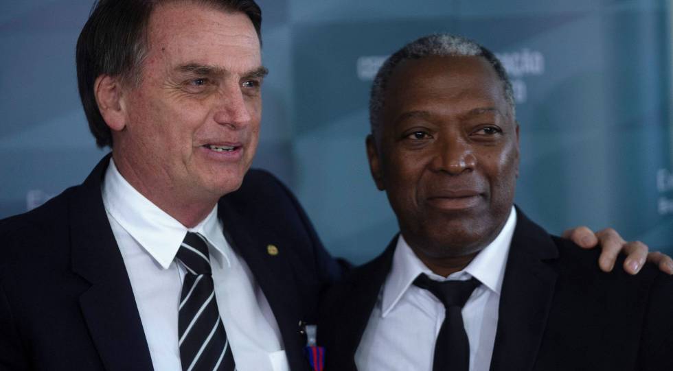 Bolsonaro e o soldado Celso Morais. O presidente eleito foi condecorado pelo Exército por ter resgatado Morais quando os dois serviam, em 1978.